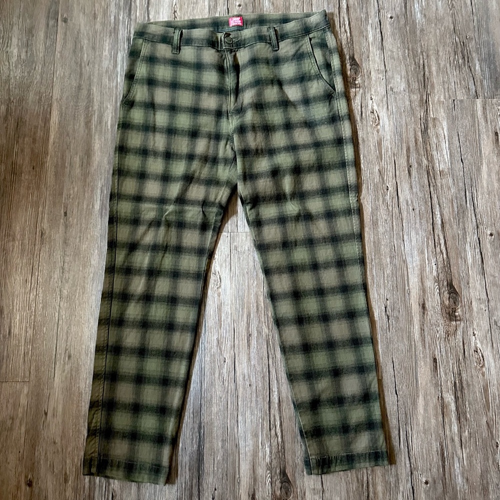 Levi’s Standard Taper Chino